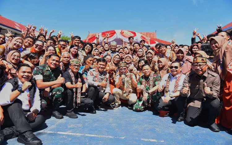 Gubernur Kalimantan Tengah, Agustiar Sabran foto bersama saat di SMAN 1 Sampit. (FOTO:BIRO ADPIM SETDA KALTENG)