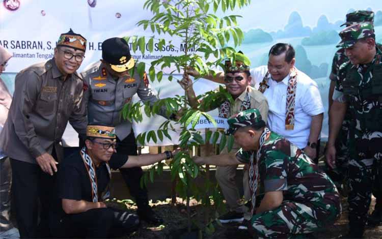 Gubernur Kalteng Tanam Pohon di SMA Negeri 1 Sampit