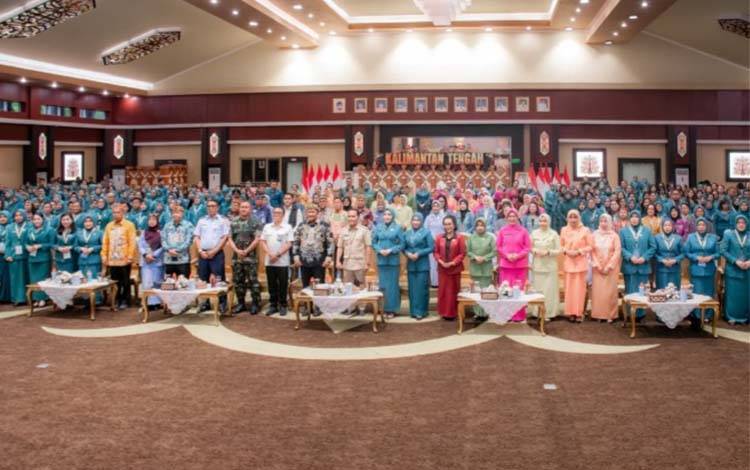 Ketua Tim Penggerak PKK Kabupaten Kapuas, Siti Saniah Wiyatno saat menghadiri Rapat Kerja Daerah (Rakerda) dan Refreshing Kader PKK Provinsi Kalimantan Tengah Tahun 2025 bertempat di Aula Jayang Tingang, Kantor Gubernur Kalteng, Kamis, 18 September 2025. (FOTO. Diskominfosantik Kps)
