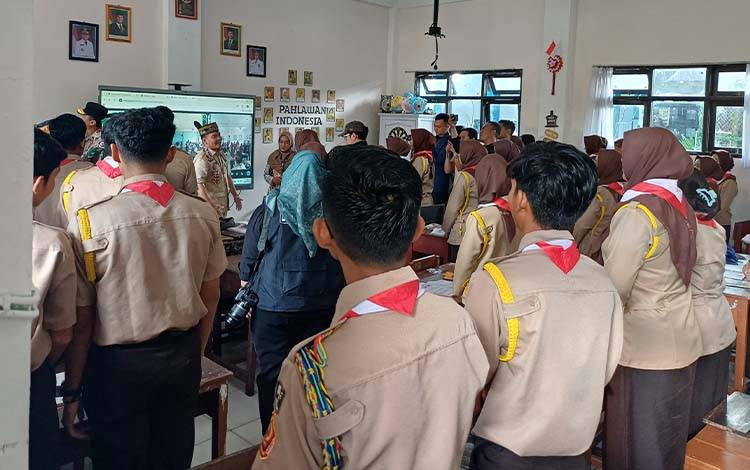 SMAN 1 Sampit Rasakan Digitalisasi Pembelajaran Melalui Papan Tulis Interaktif Bantuan Pemprov Kalteng