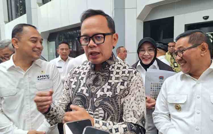 Ketua Umum APEKSI sekaligus Wali Kota Surabaya Eri Cahyadi (kiri) dan Wakil Menteri Dalam Negeri Bima Arya Sugiarto (tengah) berikan keterangan di Kantor Kemendagri, Jakarta Pusat, Jumat (19/9/2025). (ANTARA/Fianda Sjofjan Rassat)