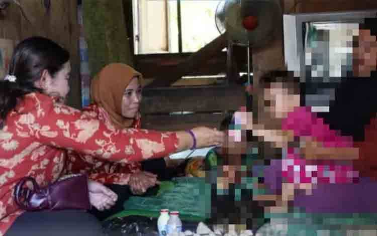 DWP Dispursip Palangka Raya Jalin Silaturahmi dengan Kunjungi Anak Asuh di Jalan Kalimantan