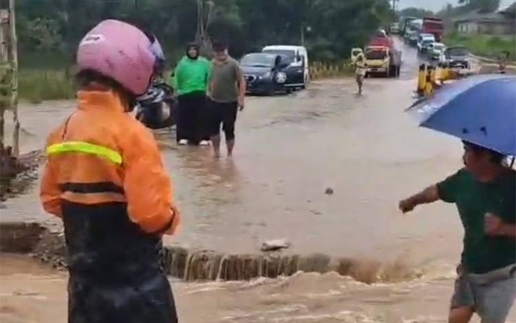 Banjir, Jalan Trans Kalimantan Kereng Pangi-Sampit Lumpuh
