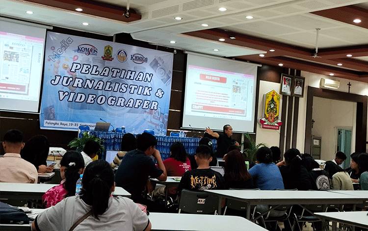 Konsultan Media Abdi Susanto Berikan Pelatihan Jurnalistik kepada 200 Peserta Paroki se-Kalteng