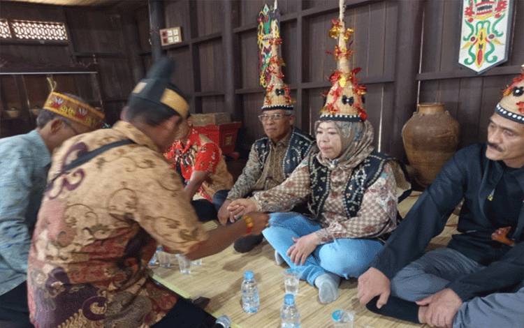 Acara adat Nyangkolatn Mantir atau Polas Mantir pemberian penganugerahan kepada Bupati dan Wakil Bupati Kobar oleh tokoh adat. (FOTO: IST)