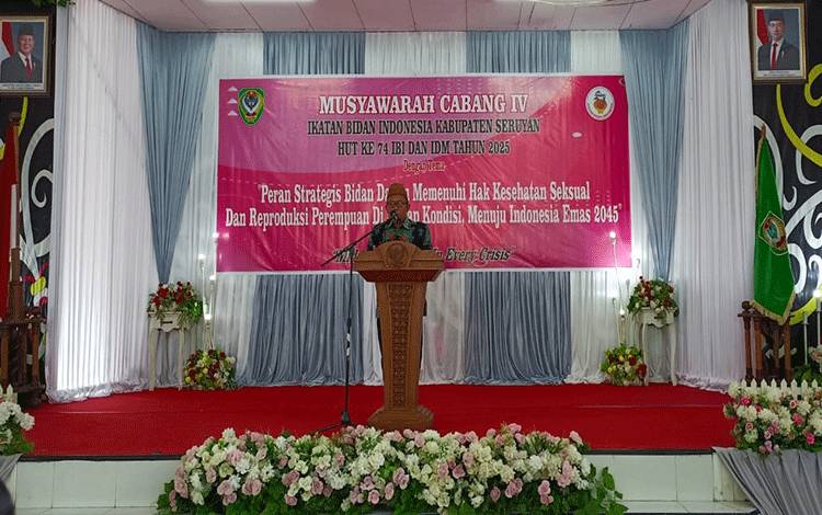 Asisten Pemerintahan dan Kesejahteraan Rakyat Setda Seruyan, Agus Suharto, membuka Muscab IV IBI Kabupaten Seruyan. (Foto : Fahrul)