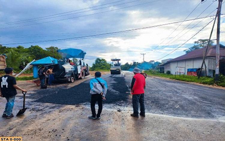 Bupati Lamandau Keliling Kota Pantau Penambalan Jalan dengan Aspal Dingin