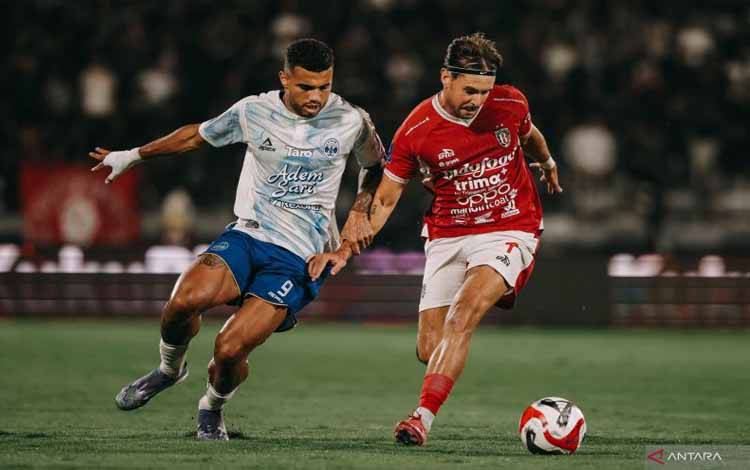 Pemain PSIM Yogyakarta Anton Fase (kiri) berebut bola dengan pemain Bali United Thijmen Goppel pada laga pekan keenam Super League 2025/2026 di Stadion Kapten I Wayan Dipta, Kabupaten Gianyar, Bali, Sabtu (20/9/2025). ANTARA/HO-Bali United