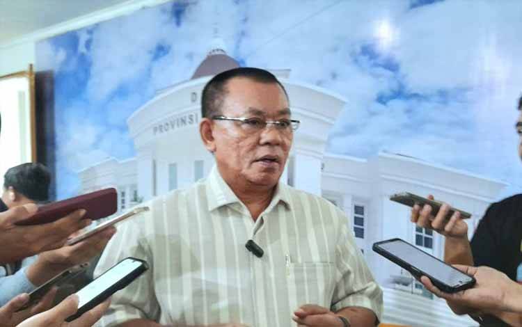 Ketua Badan Kehormatan DPRD Provinsi Gorontalo Fikram Salilama saat menyampaikan keterangan pers terkait kasus Wahyudin Moridu, di Kantor DPRD Provinsi Gorontalo, Sabtu (20/9/2025). ANTARA/Zulkifli Polimengo
