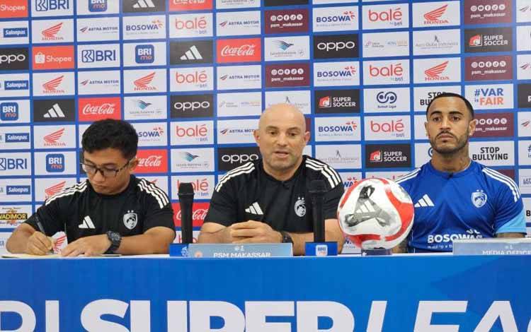 Pelatih PSM Makassar, Bernardo Tavares (tengah), menjawab pertanyaan pewarta pada jumpa pers sebelum pertandingan BRI Super League melawan Persija Jakarta di Stadion Gelora BJ Habibie, Parepare, Sulawesi Selatan, Sabtu (20/9/2025). ANTARA/RAUF ADIPATI