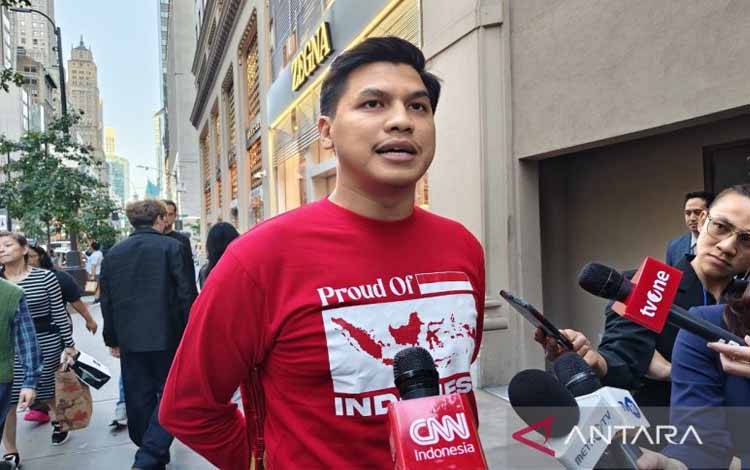 Mahasiswa Indonesia di University of Washington D.C Brein Sitohang saat diwawancara disela-sela penyambutan Presiden Prabowo di hotel tempat menginap di kawasan Manhattan, New York, Amerika Serikat, Sabtu (20/9/2025). (ANTARA/Fathur Rochman)