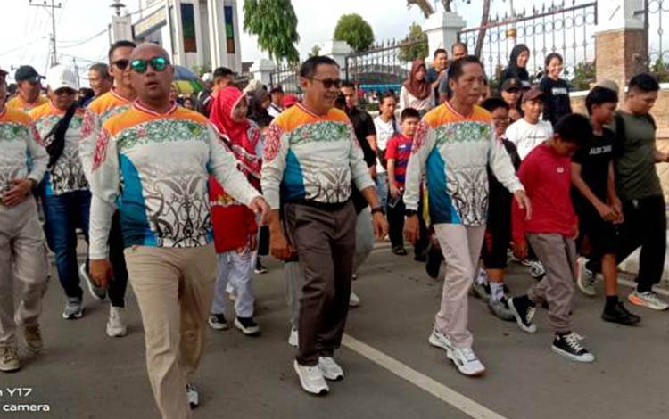 Meriahkan Hari Jadi ke-75 Kabupaten Barito Utara, Pemkab Barut Gelar Senam Massal dan Jalan Sehat