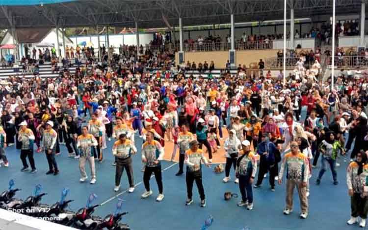 Ribuan Masyarakat Meriahkan Senam Massal-Jalan Sehat HUT ke-75 Barito Utara