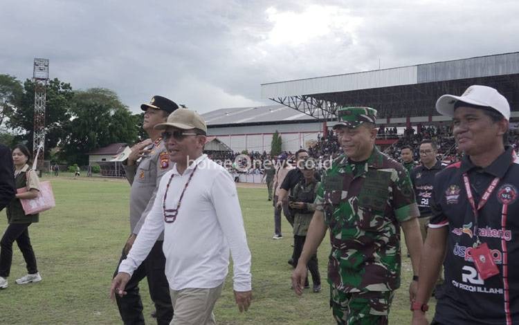 Gubernur Kalteng H. Agustiar Sabran meninjau langsung Gubernur Cup Zona Barat di Stadion 29 November Sampit. (FOTO: DISKOMINFOSANTIK KALTENG)