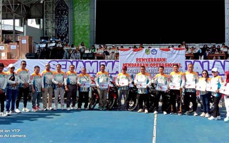 Pemkab Barito Utara Serahkan 200 Unit Kendaraan Operasional untuk Kepala Sekolah