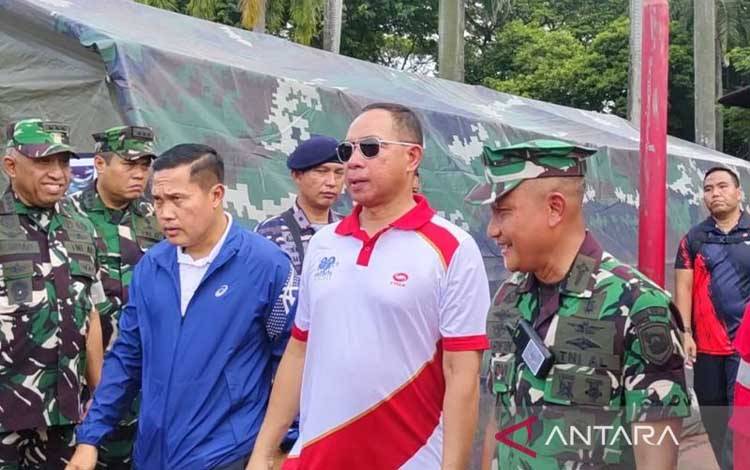 Panglima TNI Jenderal TNI Agus Subiyanto (tengah) menghadiri bakti sosial TNI Fair di kawasan Monumen Nasional, Jakarta Pusat, Minggu (21/9/2025). (ANTARA/Nadia Putri Rahmani)
