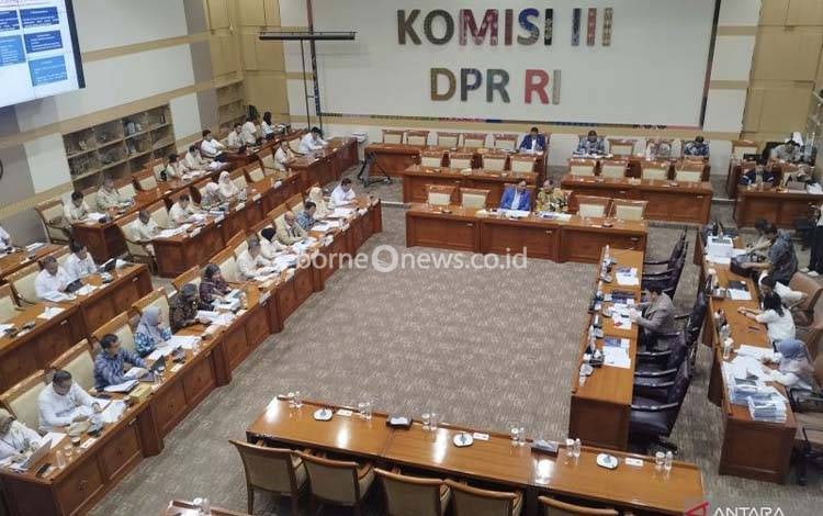 Wakil Ketua Komisi III DPR RI Dede Indra Permana saat memimpin rapat di kompleks parlemen, Jakarta, Senin (22/9/2025). (ANTARA/Bagus Ahmad Rizaldi)