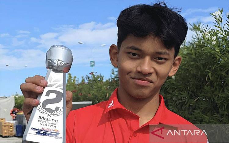 Pembalap muda Indonesia Veda Ega Pratama berpose setelah dirinya mengakhiri Red Bull Rookies Cup 2025 di posisi kedua pada klasemen akhir dengan 181 poin. ANTARA/HO-Astra Honda Racing/aa. (Handout Astra Honda Racing)