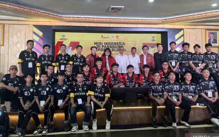 Kementerian Pemuda dan Olahraga Republik Indonesia (Kemenpora RI) bersama Pengurus Besar Esports Indonesia (PB ESI) dan atlet berfoto bersama dalam acara pelepasan tim Indonesia menuju Grand Finals Free Fire World Series Southeast Asia (FFWS SEA) 2025 Fall Bangkok di Ruang Serbaguna Kemenpora RI, Jakarta, Senin (22/9/2025). (ANTARA/Arindra Meodia)