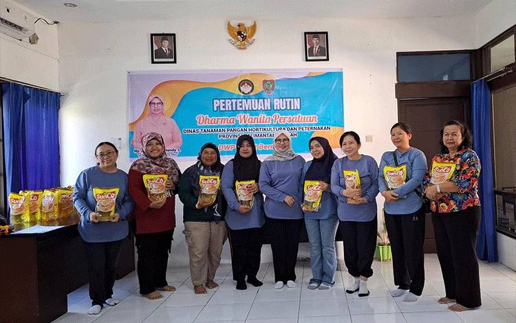 Pembagian doorprize saat rangkaian pertemuan rutin DWP TPHP Kalteng. (FOTO:DINAS TPHP KALTENG)