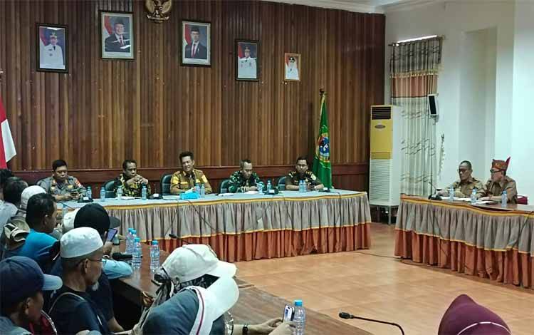 Bupati Seruyan Ahmad Selanorwanda didampingi Forkopimda menggelar pertemuan dengan perwakilan masyarakat Desa Sembuluh II. (Foto : Fahrul)