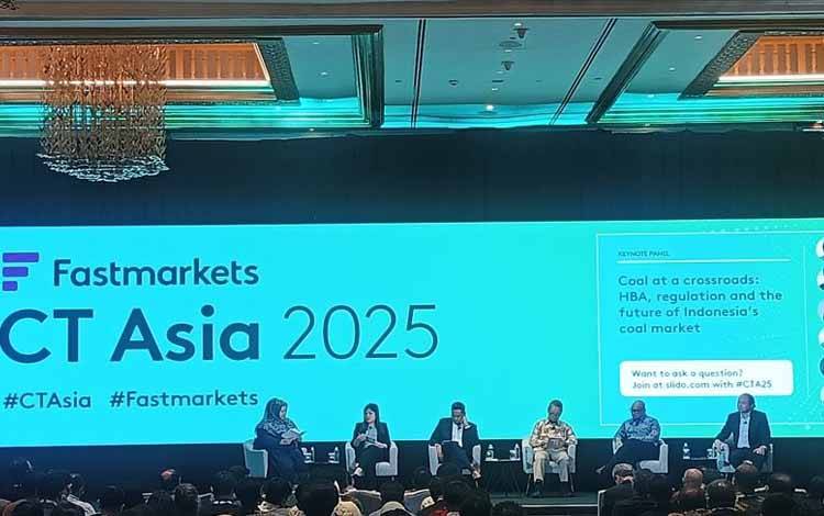 Direktur Jenderal Mineral dan Batubara (Dirjen Minerba) Kementerian ESDM Tri Winarno bersama dengan narasumber lainnya memberikan materi dalam acara Fastmarkets CT Asia 2025 yang diselenggarakan oleh Asosiasi Pertambangan Batu bara Indonesia dan Indonesian Coal Mining Association (APBI-ICMA) di Jimbaran, Kabupaten Badung, Bali, Senin, ANTARA/Rolandus Nampu