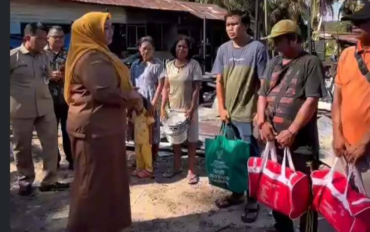 Wabup Kotim Salurkan Bantuan untuk Korban Kebakaran di Desa Tanah Putih