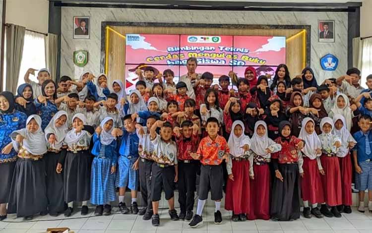 Sejumlah pelajar dan guru SD usai mengikuti kegiatan, belum lama ini. (FOTO : IST)