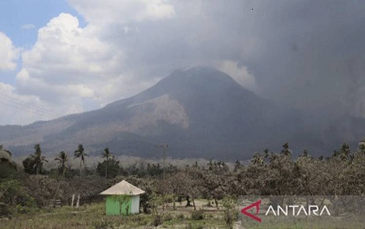 Gunung Lewotobi Laki-laki terpantau dari Pos Pengamatan Gunung Api (PPGA) di Desa Pululera, Kecamatan Wulanggitang, Kabupaten Flores Timur, Nusa Tenggara Timur (NTT). ANTARA/Gecio Viana