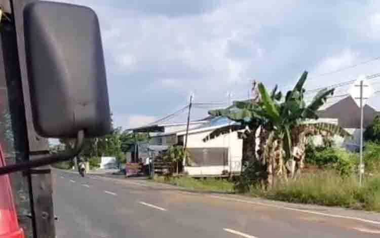 Waspada! Jalan Licin di Trans Kalimantan Sei Baras Kapuas, Tiga Pemotor Jadi Korban
