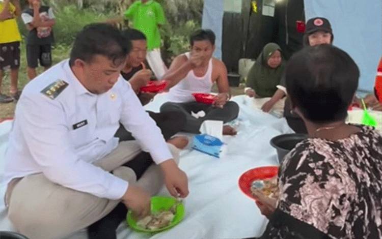 Bupati Lamandau Makan Bersama Warga Terdampak Banjir di Nanga Bulik