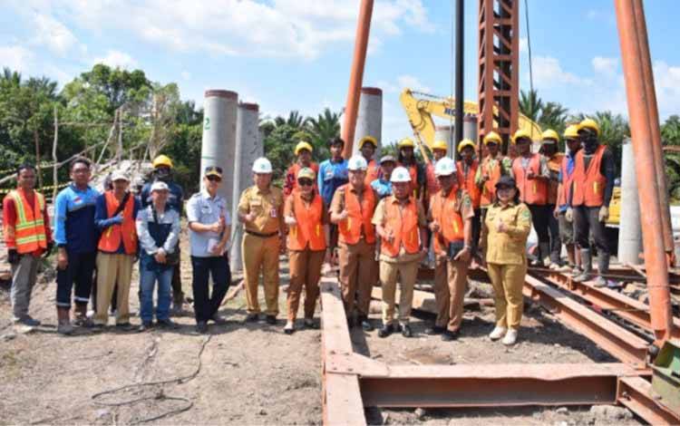 Bupati Kapuas Tinjau Pembangunan Jembatan Penghubung Murung Keramat-Budi Mufakat
