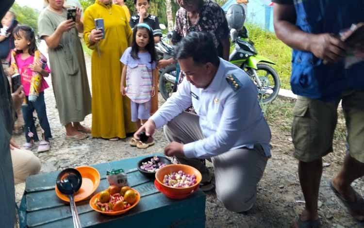 Bupati Lamandau Tinjau dan Beri Dukungan Langsung Warga Terdampak Banjir di Nanga Bulik