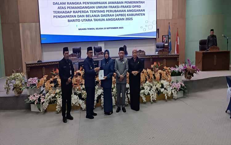 Pj Bupati Barito Utara Jawab Pandangan Fraksi DPRD Terkait Raperda Perubahan APBD 2025