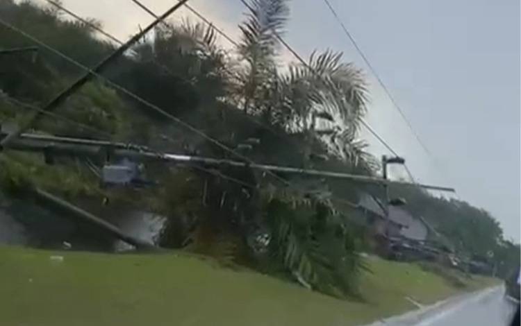 Sejumlah Tiang Listrik Roboh Akibat Angin Kencang di Jalan Tjilik Riwut Palangka Raya
