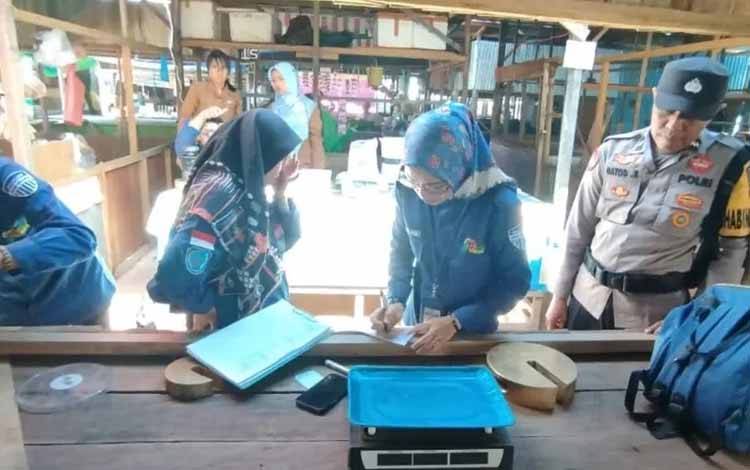 DKUKMPP Lamandau Gelar Pengawasan Metrologi Legal di Pasar Lama Nanga bulik