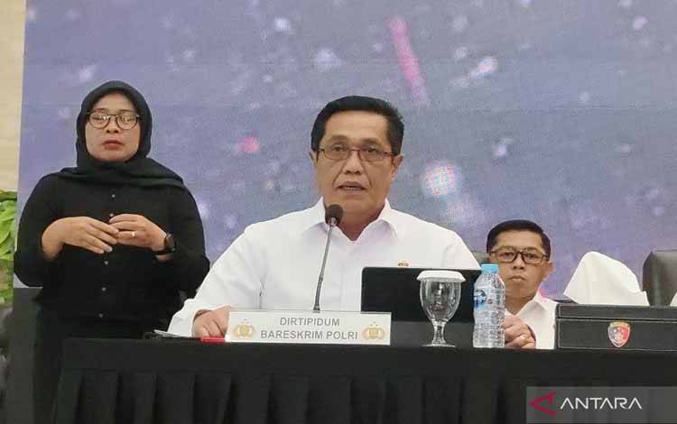 Direktur Tindak Pidana Umum (Dirtipidum) Bareskrim Polri Brigjen Pol. Djuhandhani Rahardjo Puro (tengah) berbicara dalam konferensi pers di Gedung Bareskrim Polri, Jakarta, Rabu (24/9/2025). (ANTARA/Nadia Putri Rahmani)