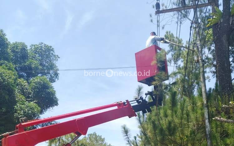 Dinas PUPR Perkim Barito Timur Lakukan Perawatan PJU di Sejumlah Titik