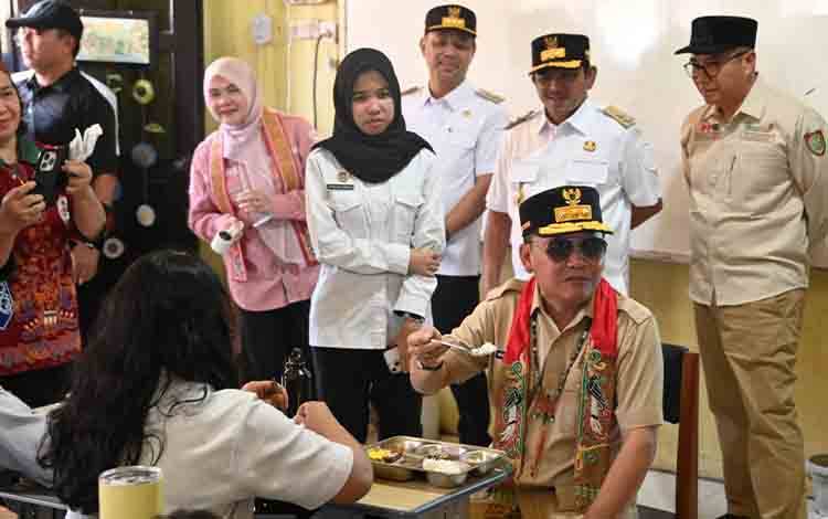 Gubernur Kalteng Pastikan Digitalisasi Pembelajaran dan MBG di SMA 1 Buntok Berjalan