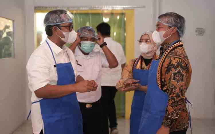 Menteri Kependudukan dan Pembangunan Keluarga (Mendukbangga)/Kepala BKKBN Wihaji saat mengunjungi SPPG di Lampung. ANTARA/HO-BKKBN.