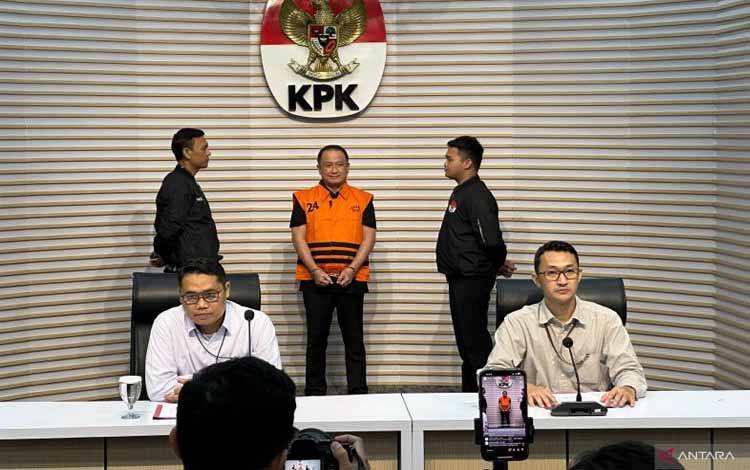 Pelaksana Tugas Deputi Penindakan dan Eksekusi Komisi Pemberantasan Korupsi Asep Guntur Rahayu (kiri depan) bersama Juru Bicara KPK Budi Prasetyo (kanan depan) saat menunjukkan Direktur Utama PT Wahana Adyawarna Menas Erwin Djohansyah sebagai tersangka kasus dugaan suap pengurusan perkara di Mahkamah Agung, di Gedung Merah Putih KPK, Jakarta, Kamis (25/9/2025). (ANTARA/Rio Feisal)