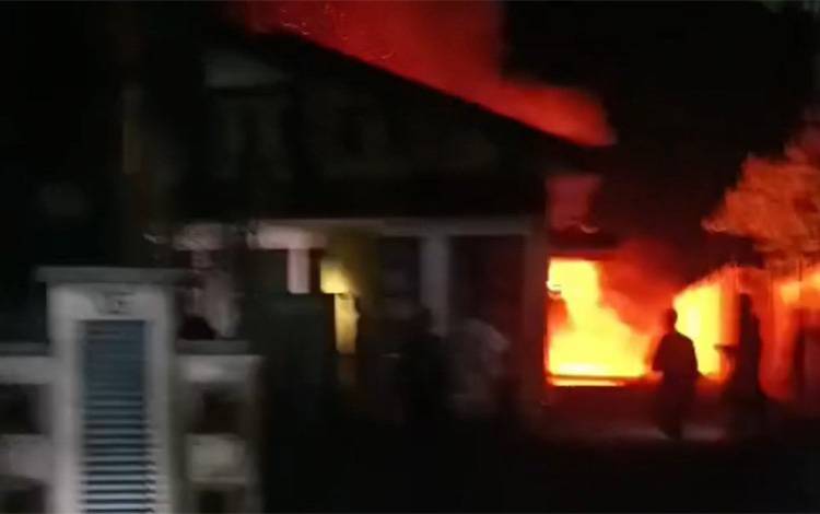 Mobil dan Motor Hangus Saat Kebakaran Garasi di Kelurahan Madurejo Kobar