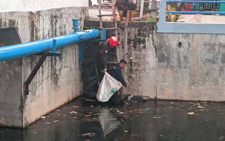 TRC BPBD Palangka Raya Bersihkan Drainase di Raden Saleh dan Sakan
