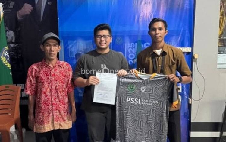 Pacu Perkembangan Sepak Bola Daerah, 9 Klub Sepak Bola di Kapuas Terima Bantuan Jersey