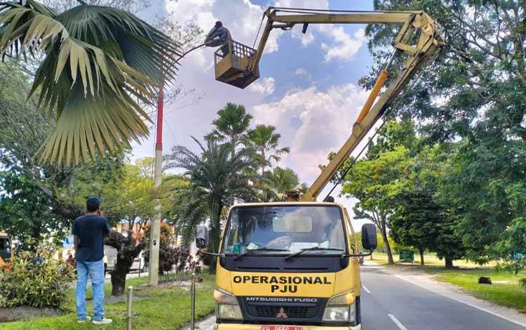 Dishub Palangka Raya Tingkatkan Keamanan-Perawatan PJU Jalan Adonis Samad dan Diponegoro