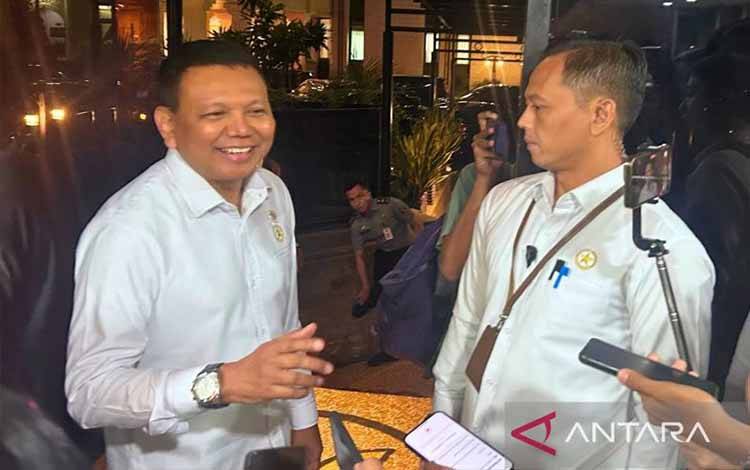 Wakil Menteri Sekretaris Negara (Wamensesneg) Bambang Eko Suhariyanto (kiri) saat ditemui usai acara penandatanganan DIM RUU KUHAP di Jakarta, Senin (23/6/2025). (ANTARA/Agatha Olivia Victoria)