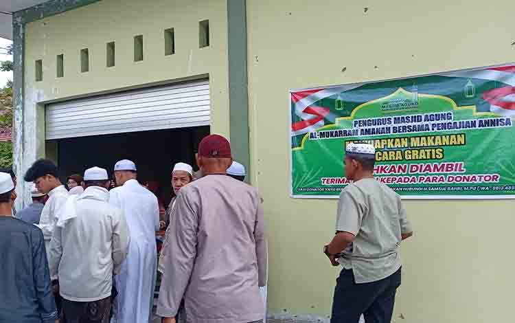 Pengurus Masjid Agung Al-Mukarram Amanah bersama Pengajian Annisa Bagikan Makanan Gratis