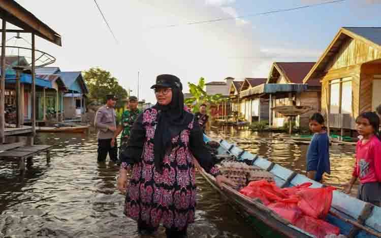 Wabup Kotim Salurkan Bantuan untuk Warga Terdampak Banjir di Desa Hanjalipan