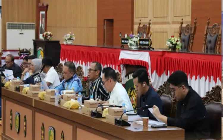RDP bersama Pemerintah Kota Palangka Raya di Ruang Rapat Paripurna DPRD Kota Palangka Raya, Jumat (26/9/2025) (Foto:MARINI)