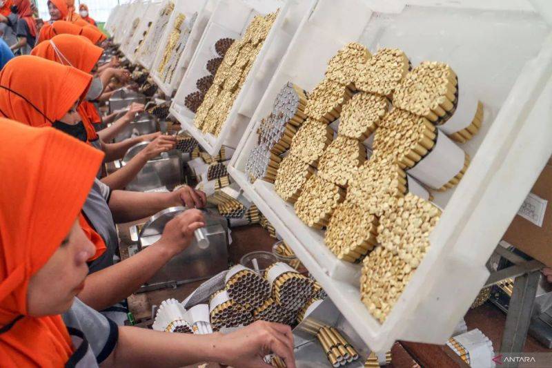 DPR Dukung Keputusan Menkeu tak Menaikkan Cukai Rokok 2026